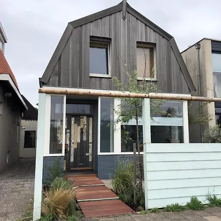 Surfhouse Karibu 別荘